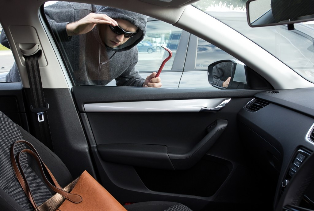 In wenigen Sekunden verschaffen sich Diebe Zugang zum Auto.